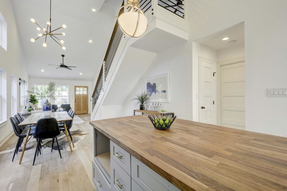 Kitchen - kitchen idea in Austin