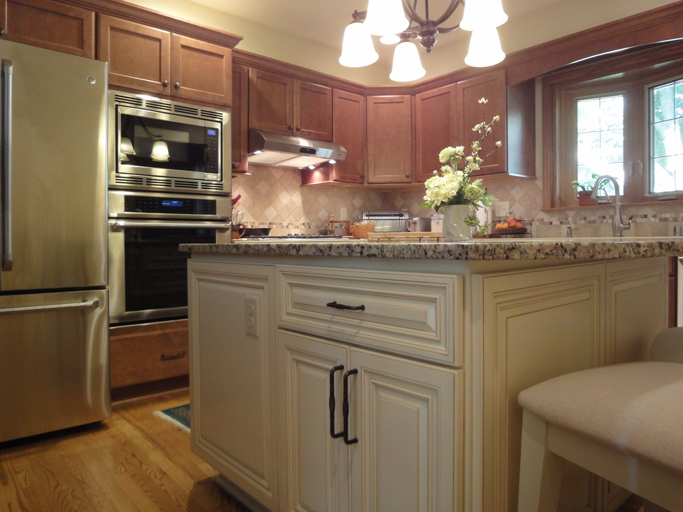 Kitchen - kitchen idea in Milwaukee