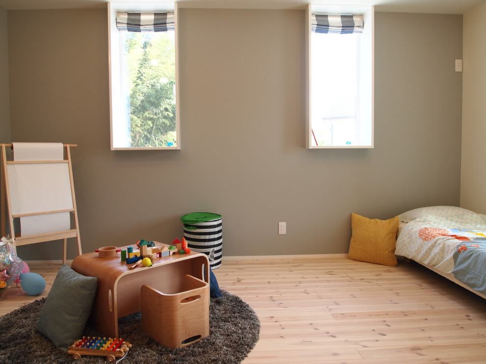 Réalisation d'une chambre d'enfant de 4 à 10 ans nordique de taille moyenne avec un mur vert, parquet clair, un sol blanc, un plafond en papier peint et du papier peint.
