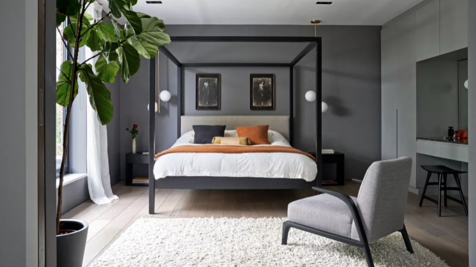Inspiration pour une chambre parentale grise et noire de taille moyenne avec un mur gris, parquet clair et un sol marron.