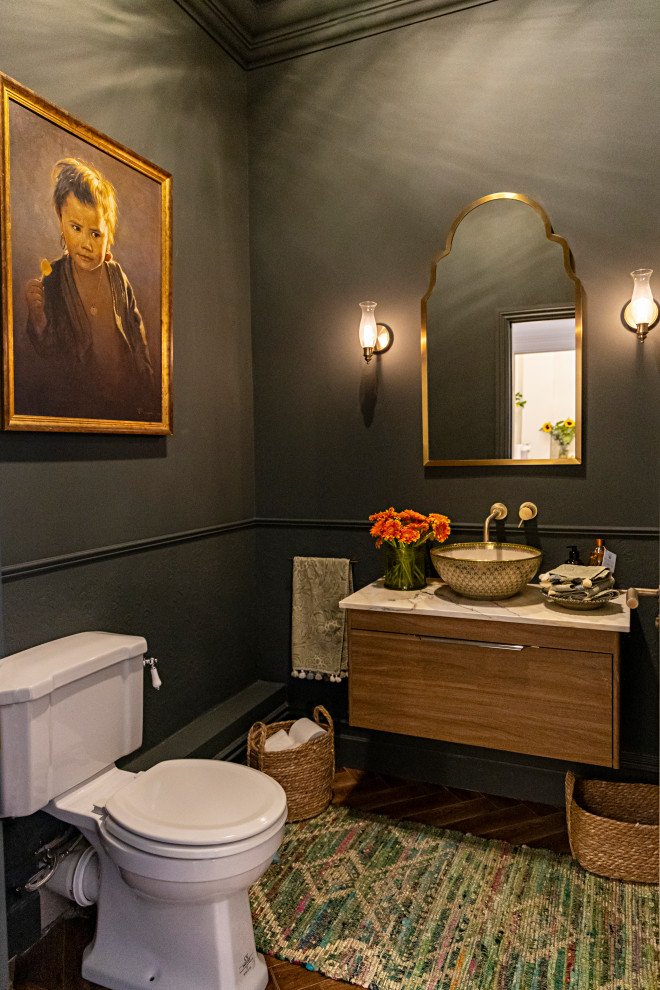 Foto de cuarto de baño único y flotante retro con paredes negras, suelo laminado, lavabo sobreencimera, encimera de mármol y panelado