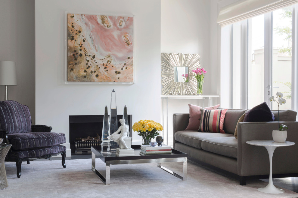 Cette image montre un grand salon design avec un mur blanc, parquet peint, une cheminée standard, un manteau de cheminée en plâtre et un sol marron.