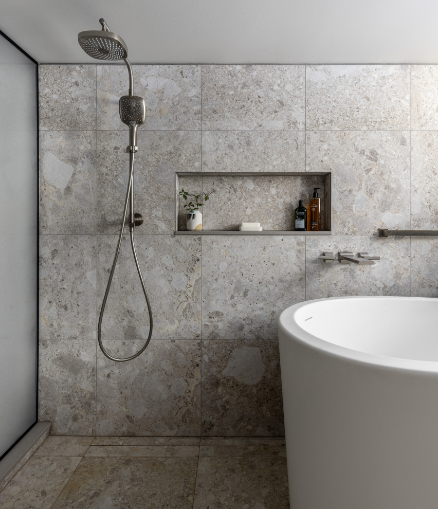 Diseño de cuarto de baño principal y único moderno grande sin sin inodoro con puertas de armario negras, baldosas y/o azulejos beige, paredes grises, suelo beige, ducha abierta, encimeras grises y cuarto de baño