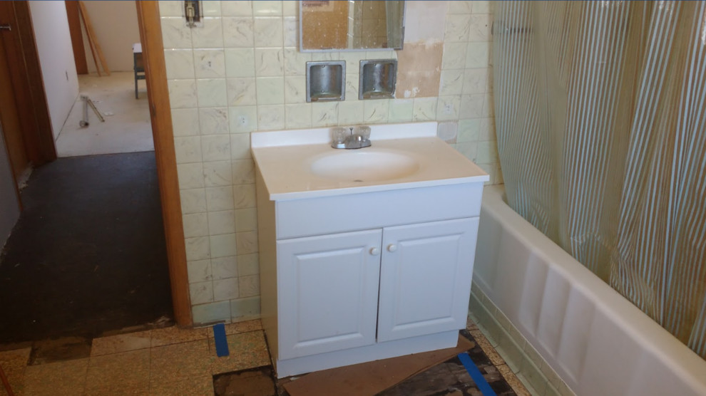 Vanity distance from tub and doorway question