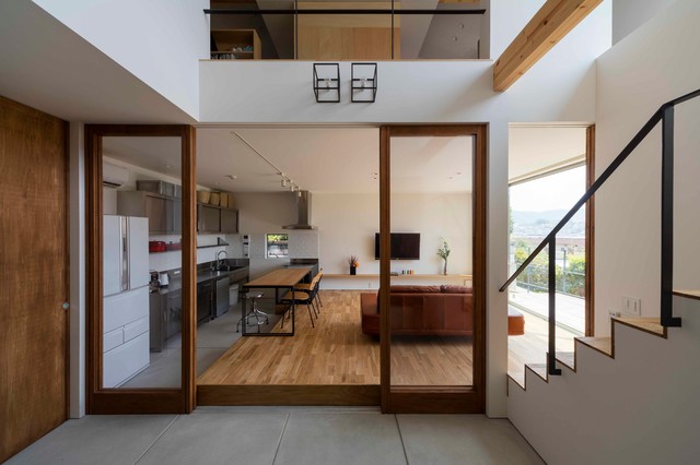 生駒の家 吹き抜けを通じて家族がつながる暖かい家 House in Ikoma moderno-porche