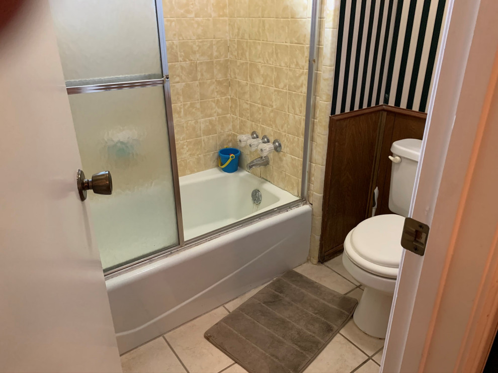 Transitional home design photo in Dallas