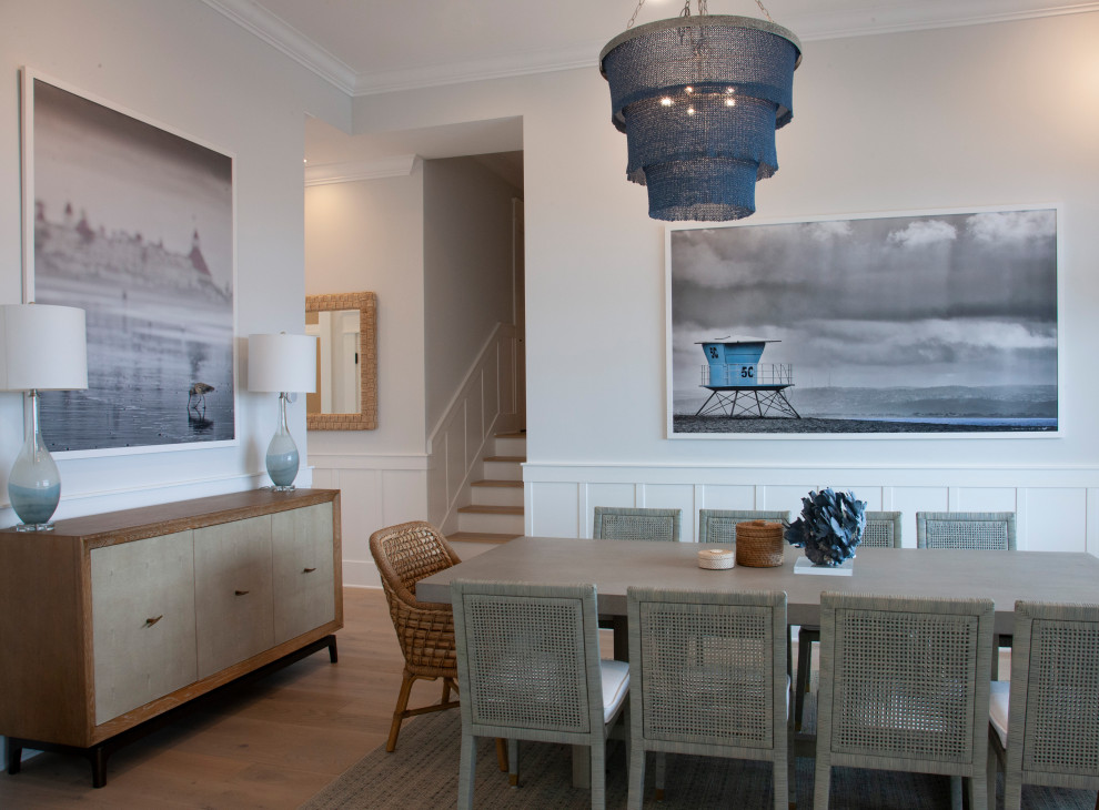 Идея дизайна: гостиная-столовая среднего размера в морском стиле с белыми стенами, светлым паркетным полом, бежевым полом и панелями на стенах без камина