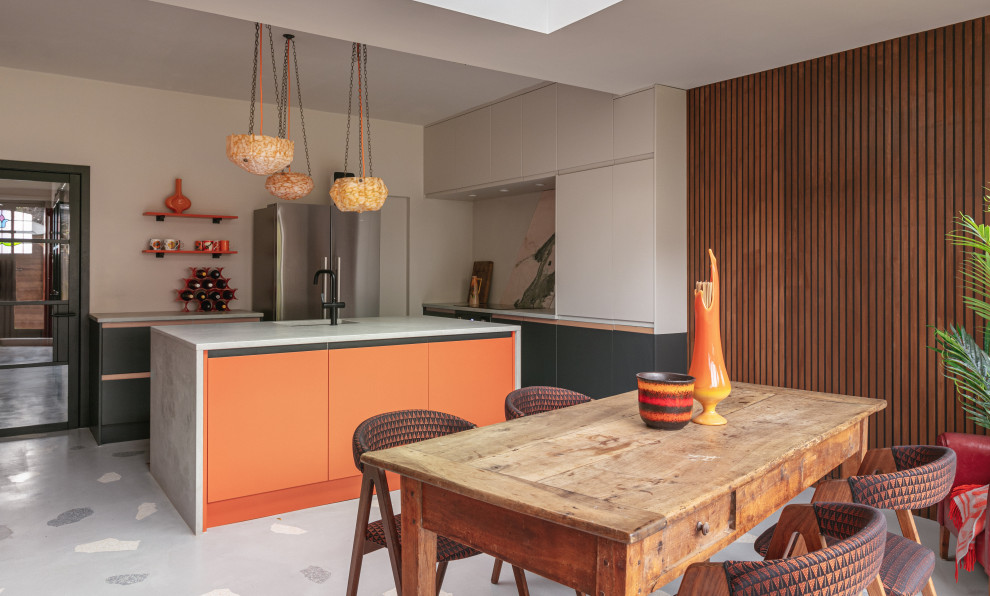 Immagine di una grande cucina moderna con ante lisce, paraspruzzi beige, pavimento alla veneziana, pavimento grigio e top grigio