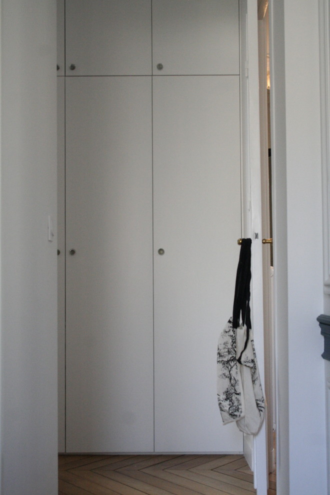 This is an example of a storage and wardrobe in Paris.