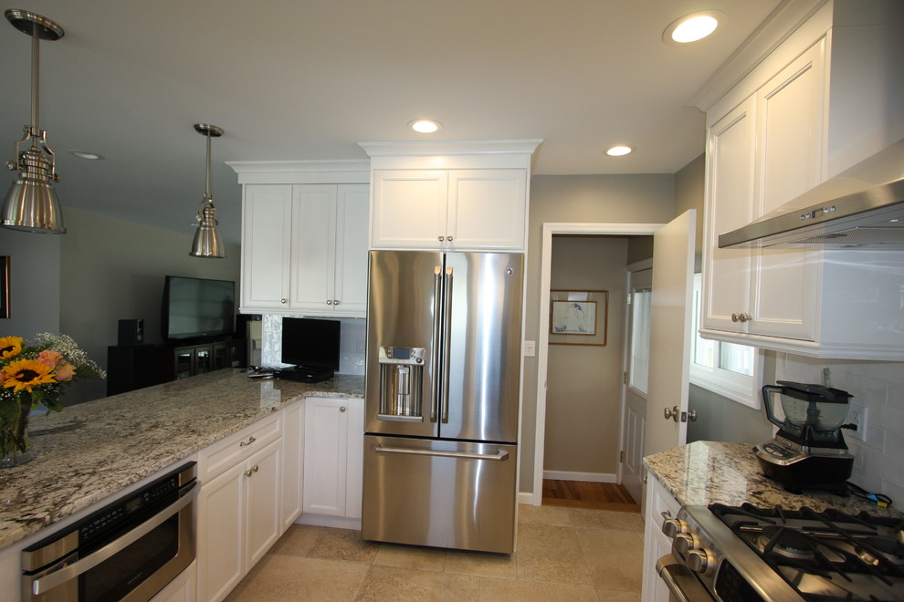 Kitchen - transitional kitchen idea in New York