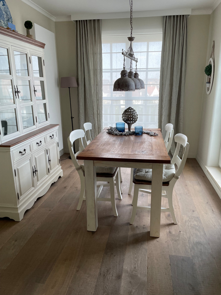 Idee per una sala da pranzo aperta verso il soggiorno country di medie dimensioni con pareti beige, pavimento in legno verniciato, pavimento beige e soffitto ribassato