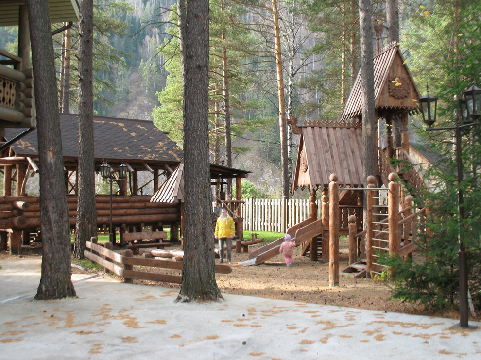 Детская спортивно - развлекательная площада, беседка для отдыха.