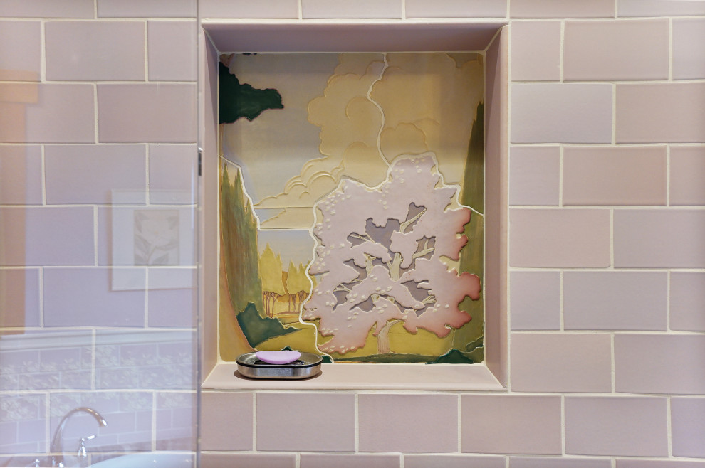 Amerikansk inredning av ett mellanstort badrum, med skåp i shakerstil, skåp i mellenmörkt trä, ett undermonterat badkar, en kantlös dusch, rosa kakel, keramikplattor, beige väggar, klinkergolv i porslin, ett undermonterad handfat, granitbänkskiva och dusch med duschdraperi