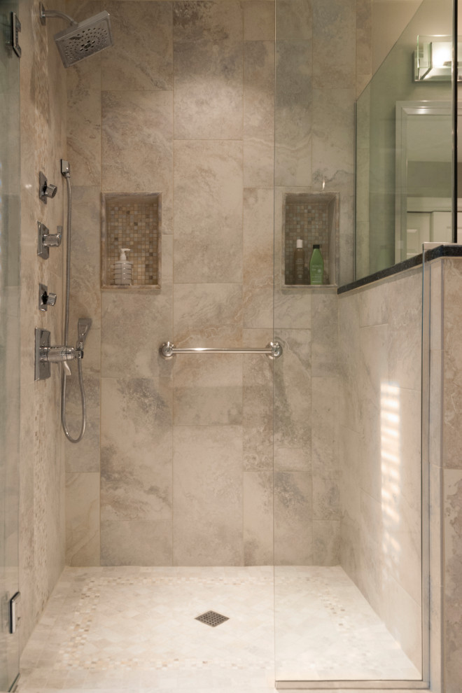На фото: ванная комната в современном стиле с бежевой плиткой, керамогранитной плиткой и нишей