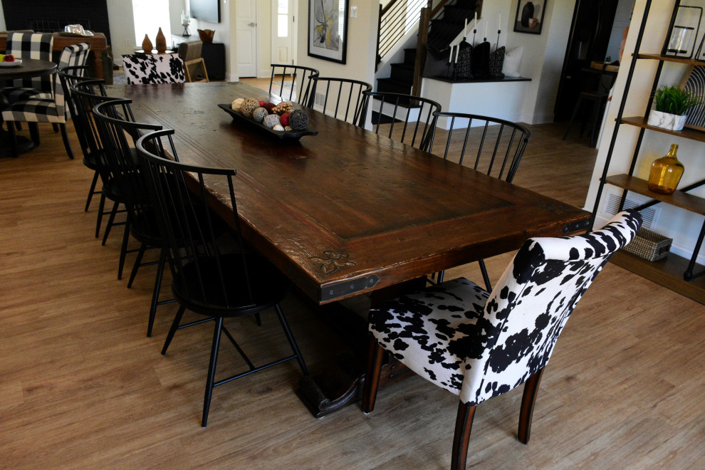 Immagine di una grande sala da pranzo country con pareti marroni, pavimento bianco e soffitto a volta
