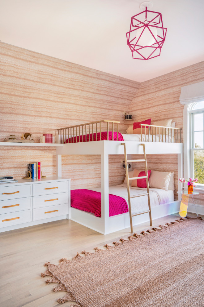 Foto di una cameretta per bambini stile marinaro con pareti rosa, parquet chiaro, pavimento beige e carta da parati