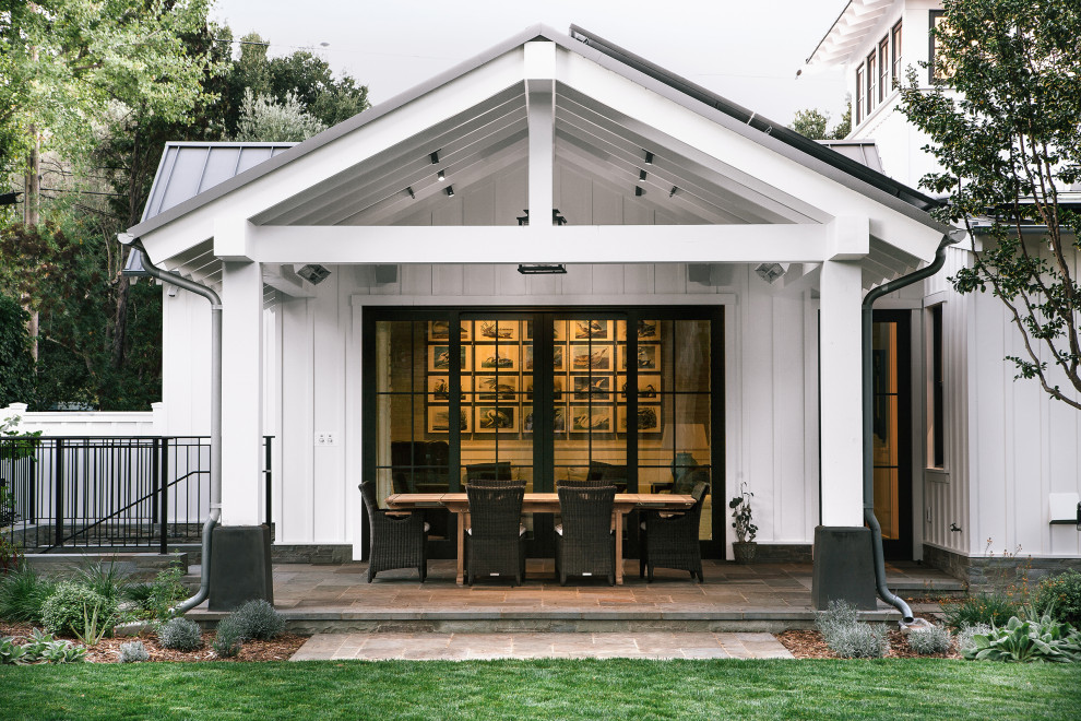 Farmhouse terrace in San Francisco with feature lighting.