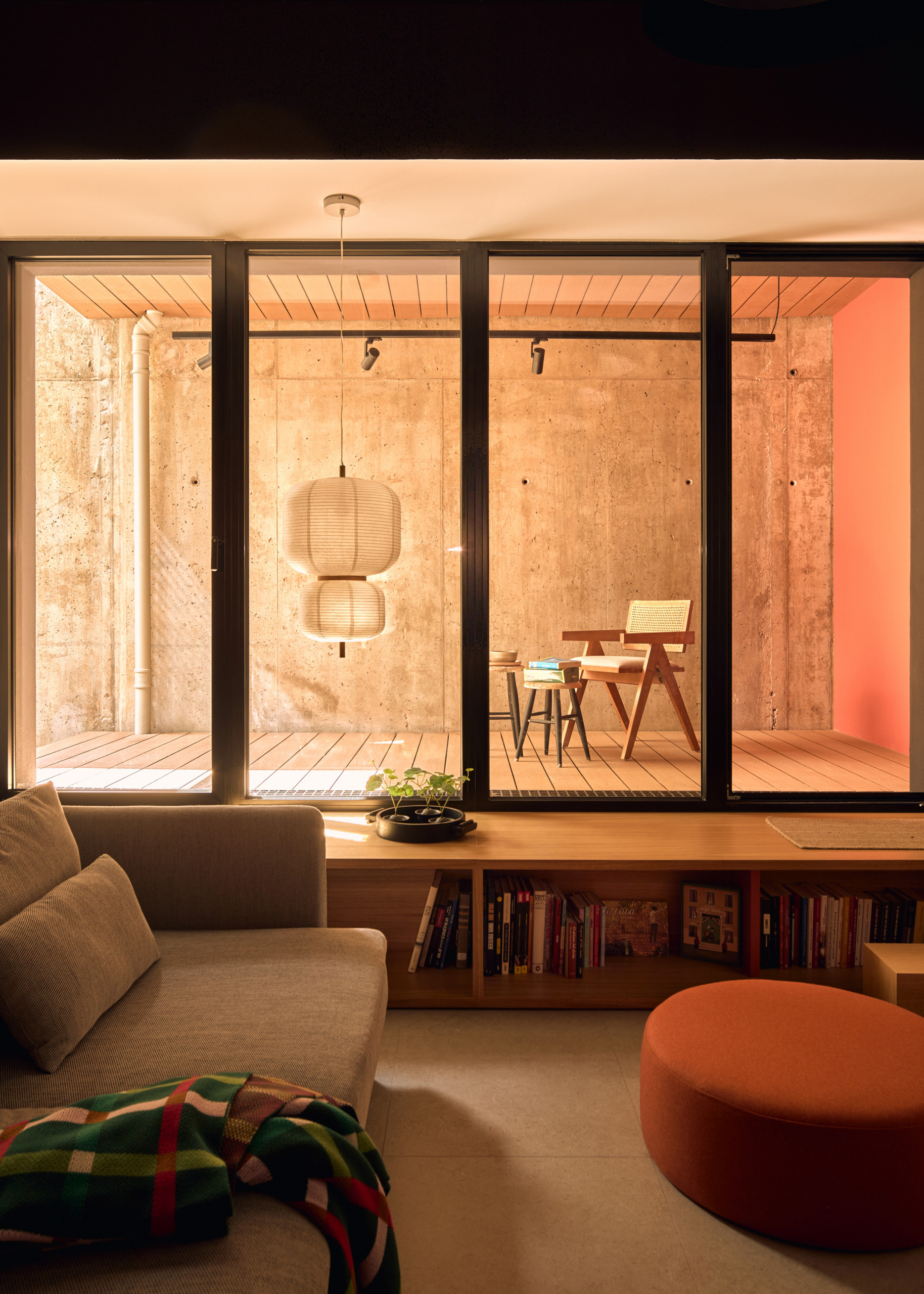 Homothecy - Zona Común, vista del patio