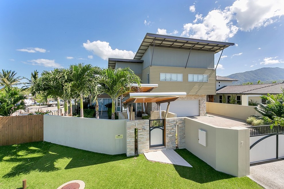 Beach style exterior in Cairns.