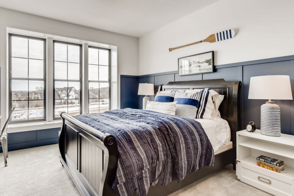 Cette image montre une chambre d'enfant minimaliste avec un mur bleu, moquette, un sol gris et boiseries.