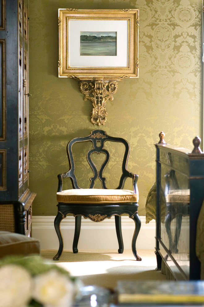 Foto på ett stort gästrum, med gröna väggar, mellanmörkt trägolv, en standard öppen spis, en spiselkrans i sten och brunt golv