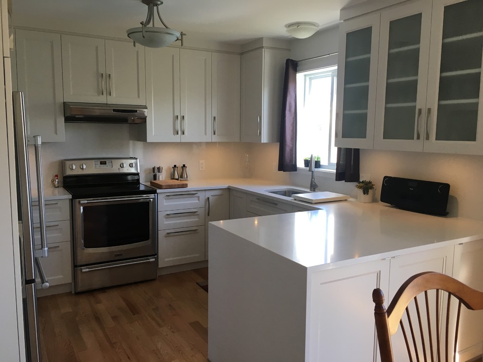 Inspiration for a transitional kitchen remodel in Montreal