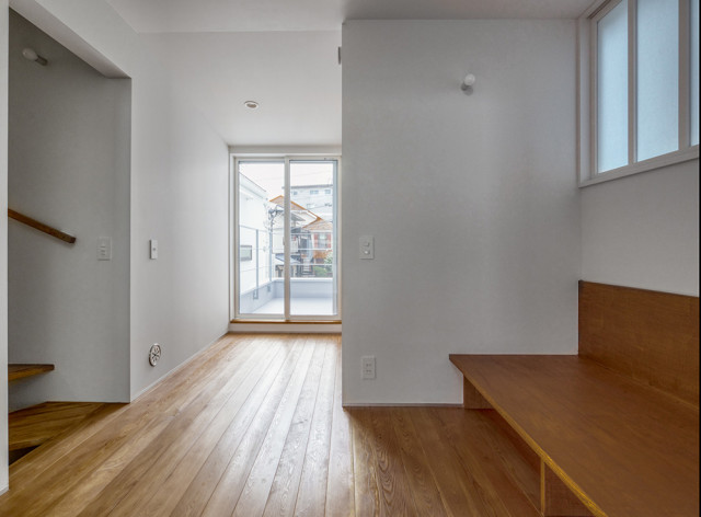 狭小地でも連続性で広さを感じる３階建ての家 moderne-salon