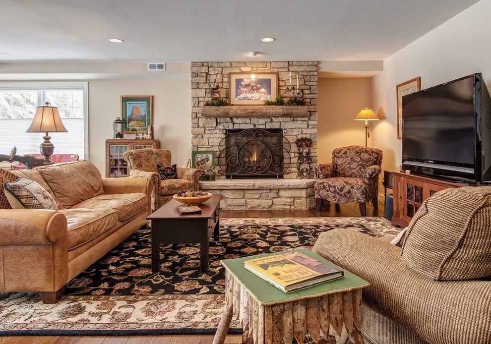 This is an example of a traditional family room in St Louis.