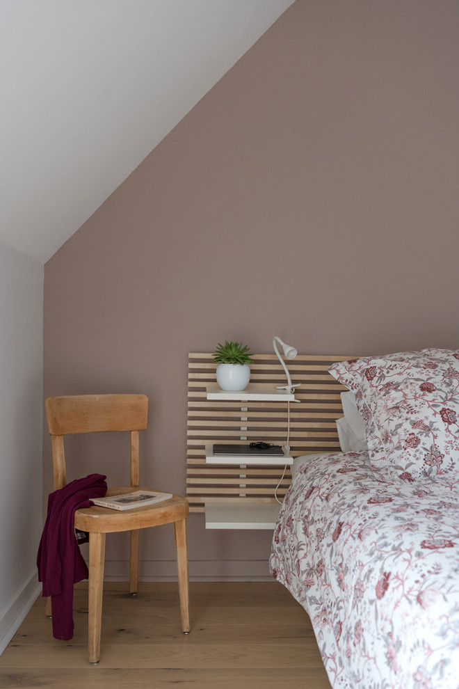Aménagement d'une chambre parentale campagne de taille moyenne avec un mur rose, parquet clair et un sol beige.