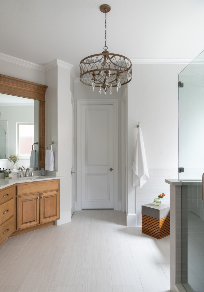 Aménagement d'une salle de bain bord de mer en bois clair de taille moyenne avec une douche d'angle, un mur blanc, un sol blanc, une cabine de douche à porte battante, un plan de toilette blanc et meuble-lavabo encastré.