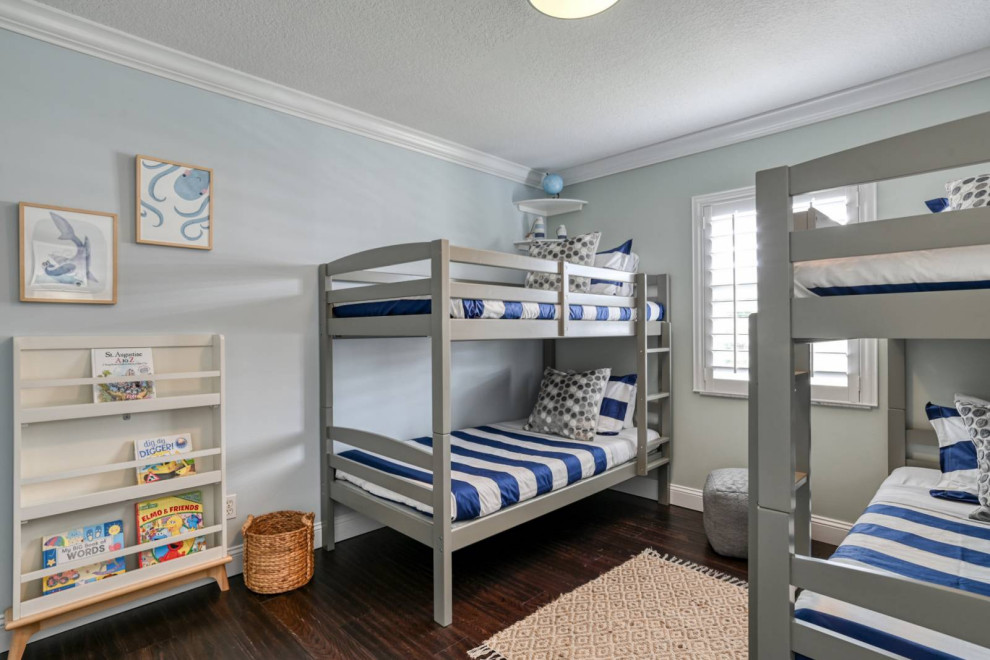 Idéer för att renovera ett mellanstort könsneutralt barnrum kombinerat med sovrum och för 4-10-åringar, med beige väggar, mörkt trägolv och svart golv