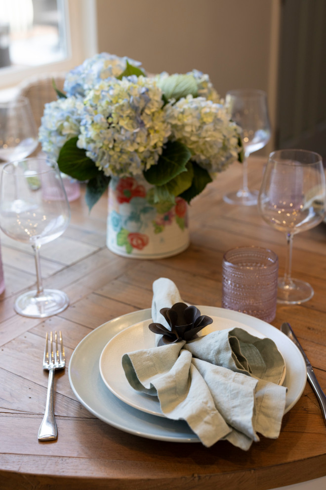 Foto på ett mellanstort maritimt kök och matrum, med en enkel diskho, skåp i shakerstil, skåp i mellenmörkt trä, bänkskiva i kvartsit, blått stänkskydd, stänkskydd i mosaik, svarta vitvaror och skiffergolv