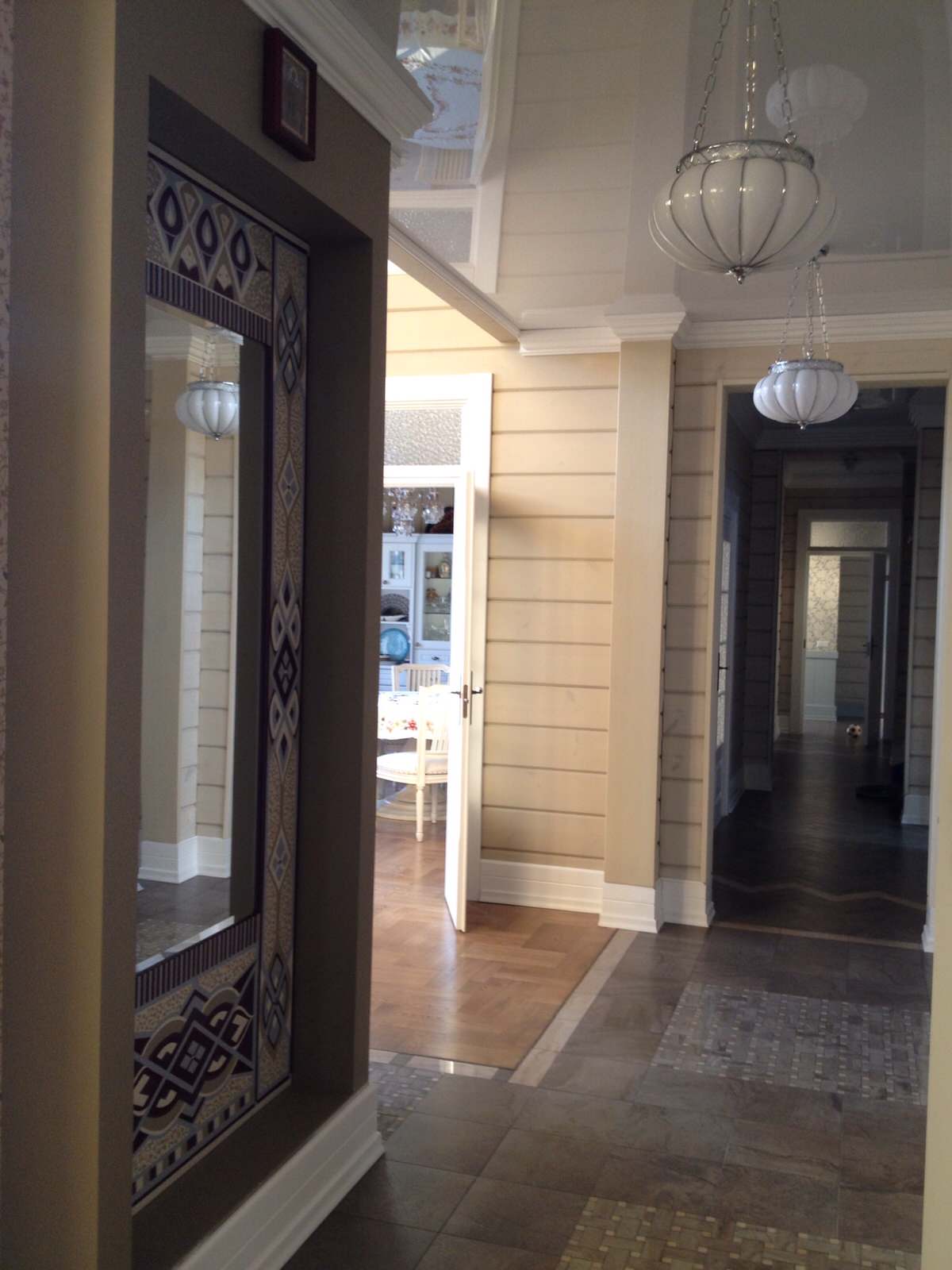 Вид из прихожей на коридор