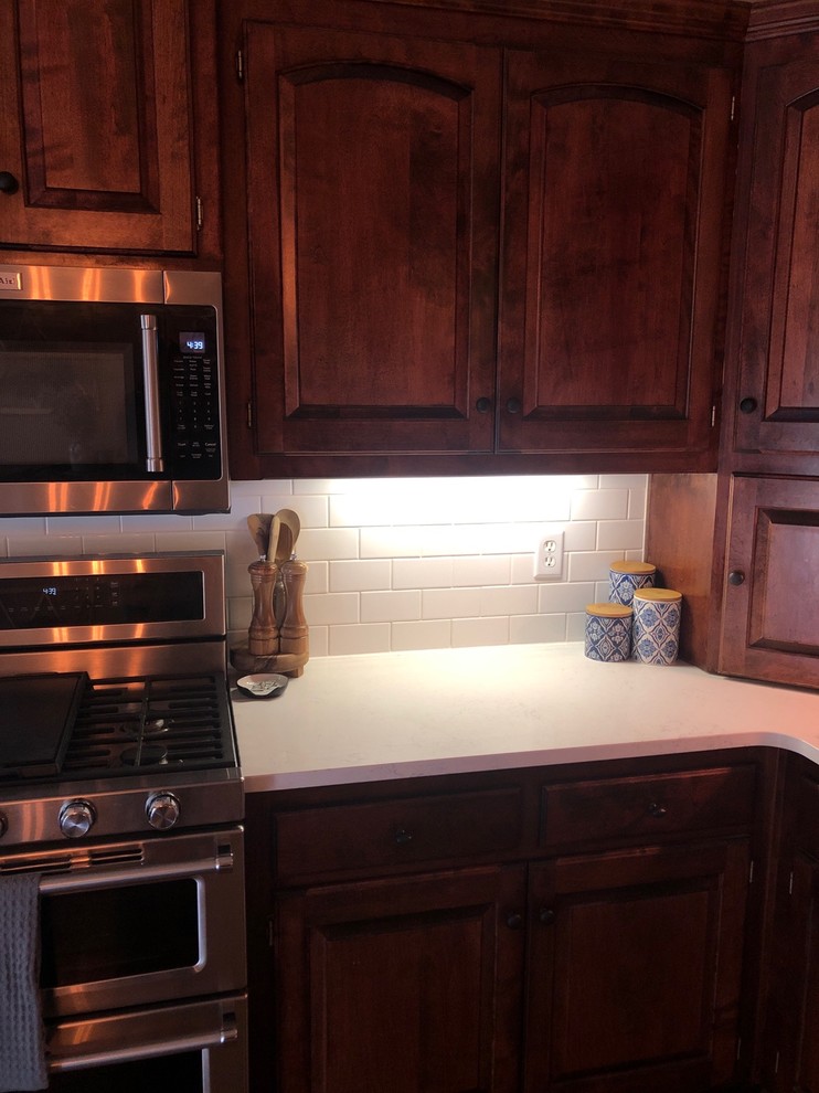 Should hinges and the knobs and pulls match?