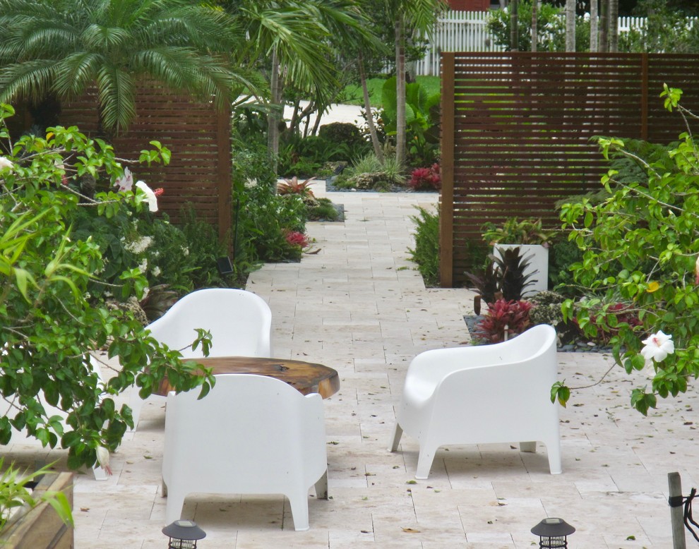 This is an example of a tropical front yard garden in Miami.