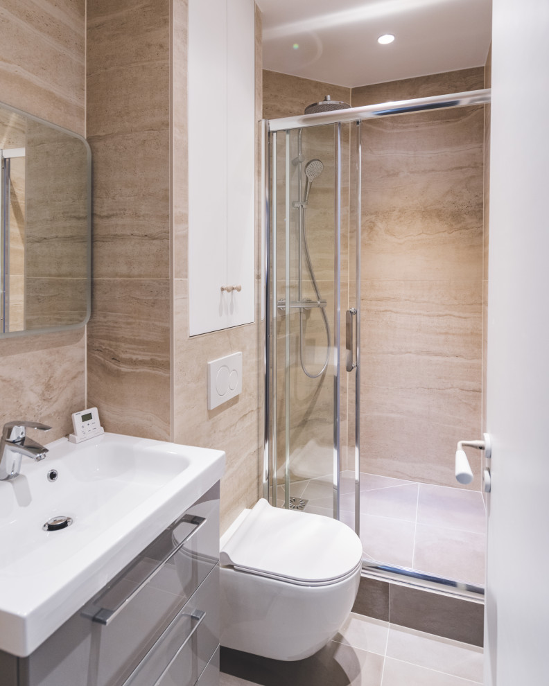 Inspiration för små moderna badrum med dusch, med luckor med infälld panel, vita skåp, en vägghängd toalettstol, beige kakel, beige väggar och dusch med skjutdörr
