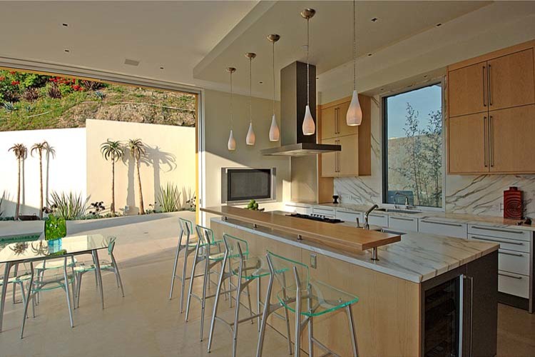 This is an example of a modern kitchen in Los Angeles.