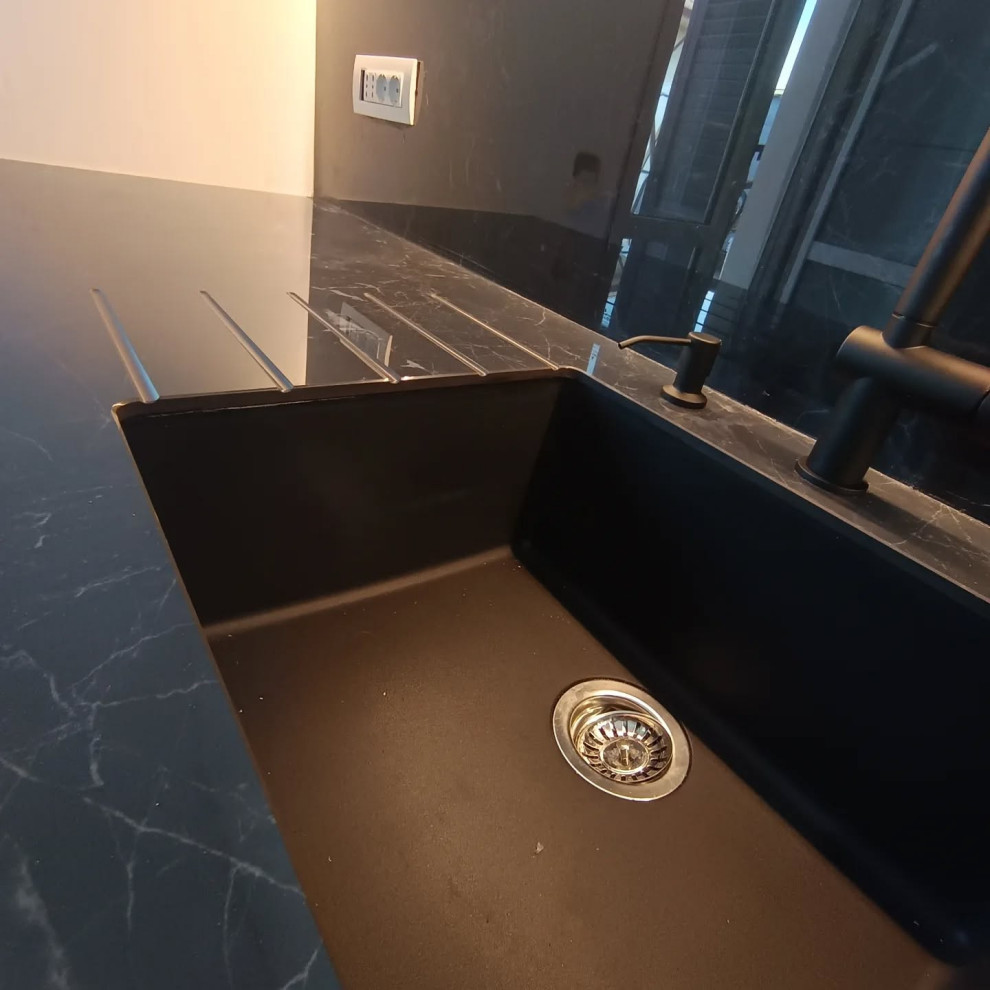 Cucina in total white spatolato con top e schienale in ceramica
