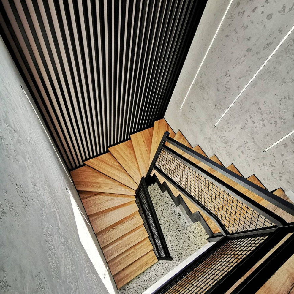 Дизайнерская лестница с деревянными ступенями