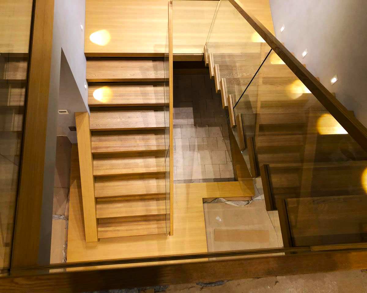 Лестница консольная и перила из стекла