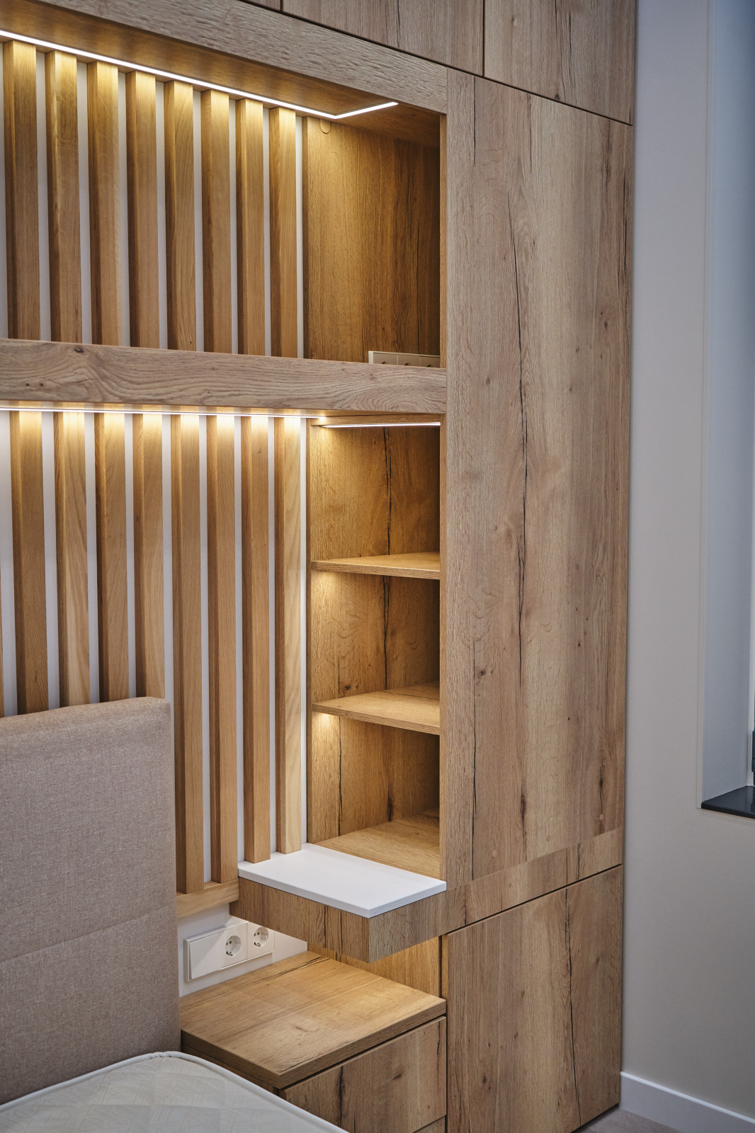 Вместительная система хранения у изголовья кровати с подсветкой