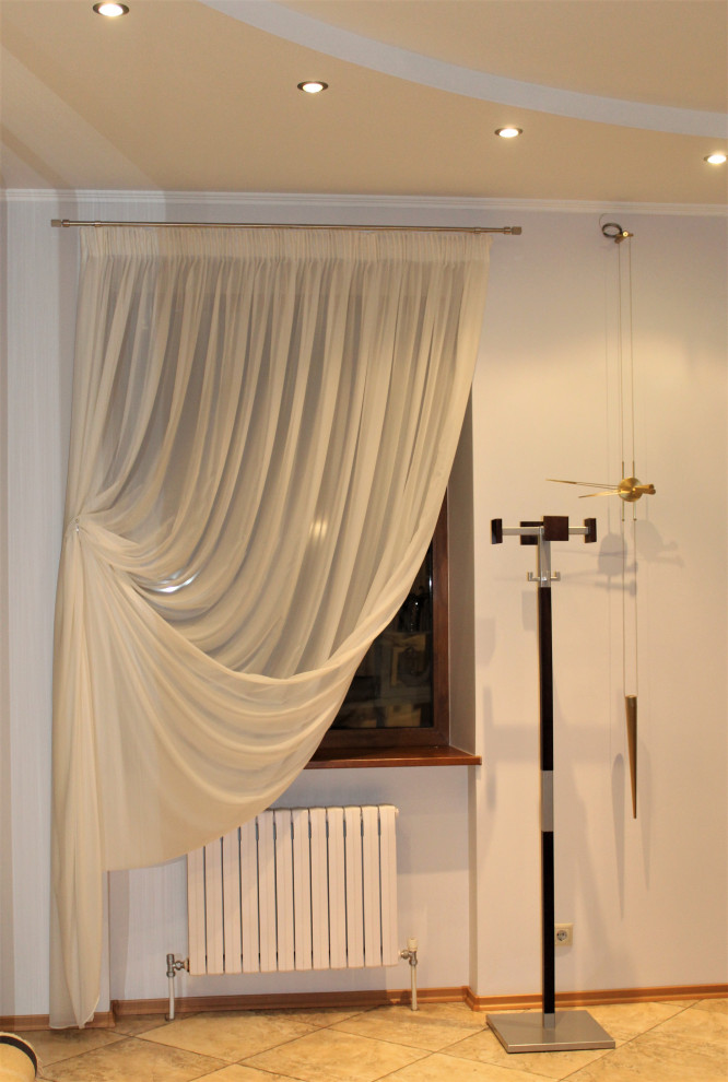 Окно около входа в гостиную