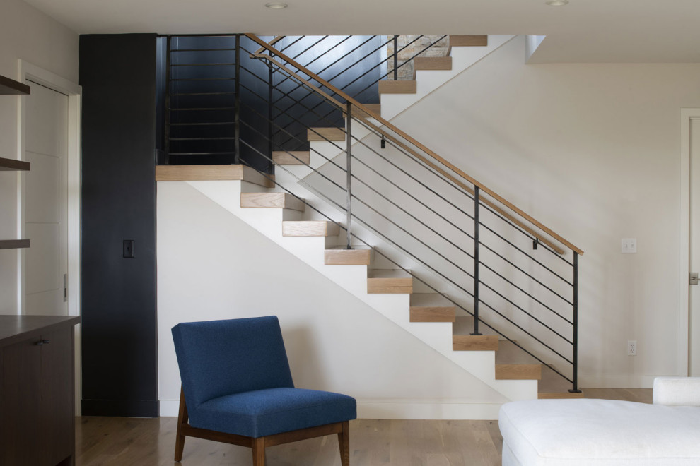 Moderne Treppe mit Holz-Setzstufen und Mix-Geländer in Minneapolis