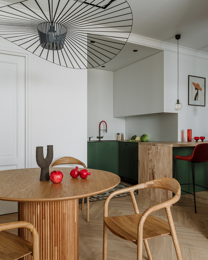 Семейная квартира с красными акцентами и видом на лес