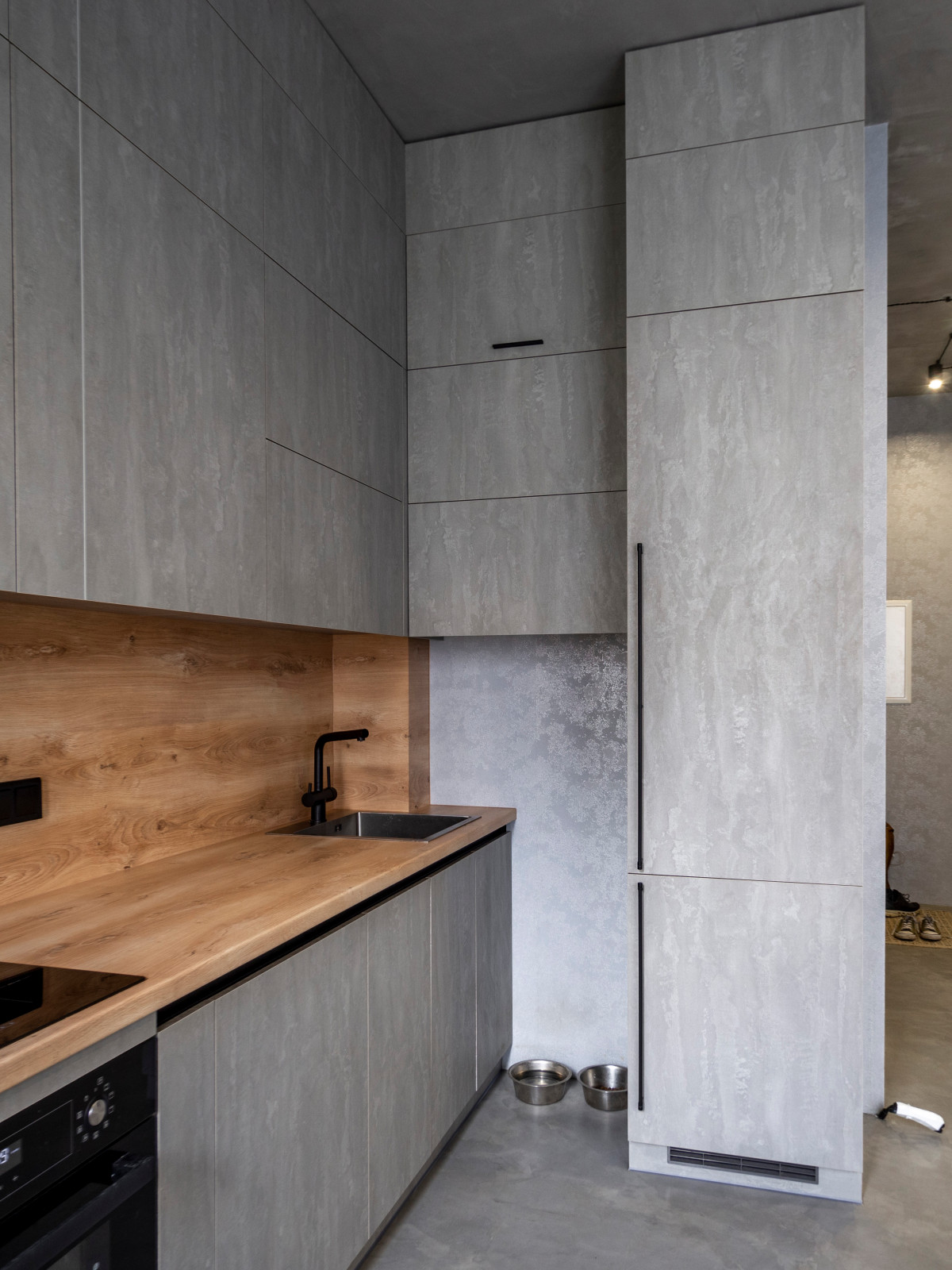 Элегантная минималистичная кухня в сером цвете