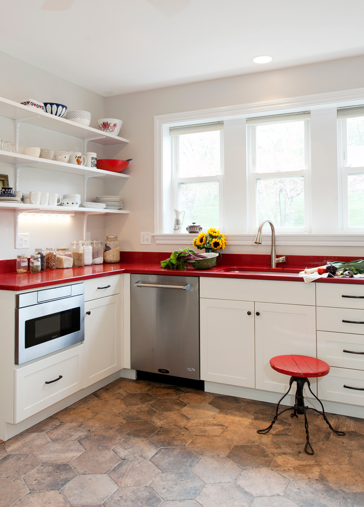 Photo of a country l-shaped kitchen in Bridgeport with an undermount sink, shaker cabinets, white cabinets, quartz benchtops, ceramic splashback, stainless steel appliances, porcelain floors and red benchtop.