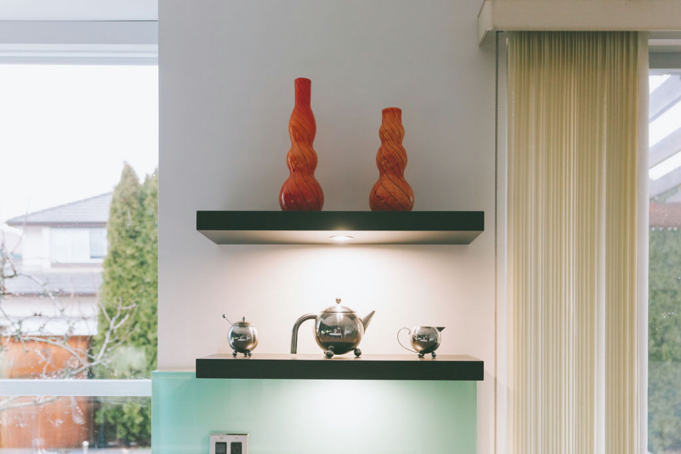 Transitional kitchen photo in Vancouver