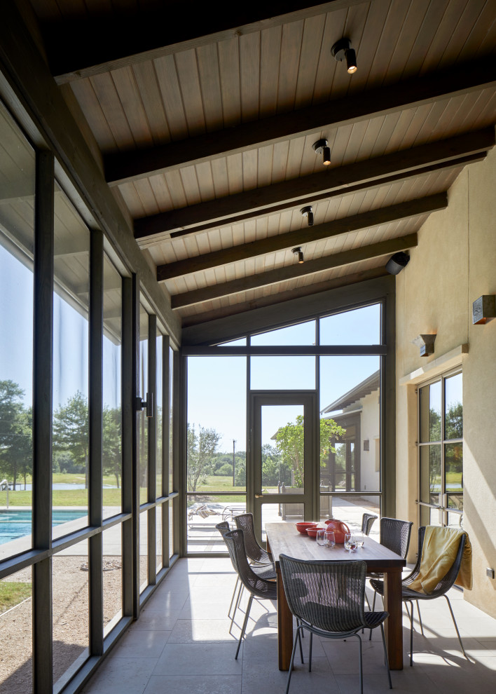 Exemple d'un porche d'entrée de maison arrière moderne avec une moustiquaire et une extension de toiture.
