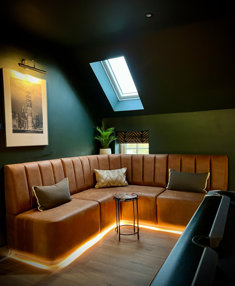 Inspiration pour une grande salle de séjour design fermée avec salle de jeu, un mur vert, parquet clair, un téléviseur fixé au mur, un sol beige, un plafond en bois, du lambris et éclairage.