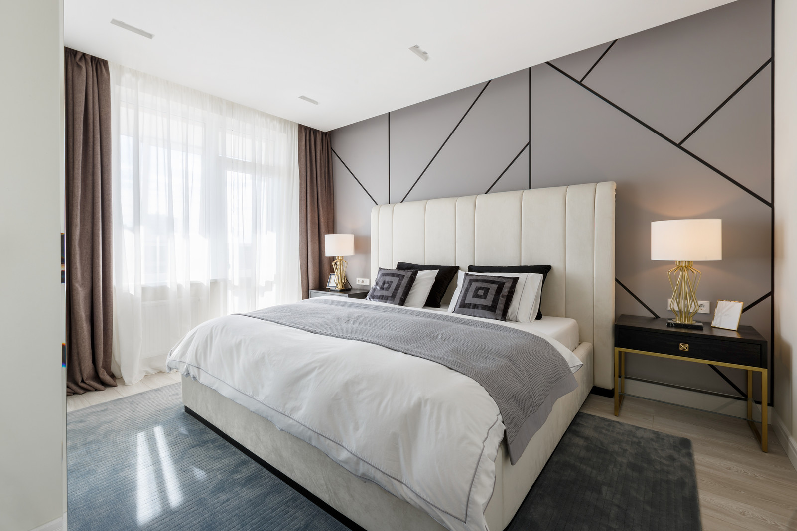 Квартира с радиусными панелями и глубокими цветами